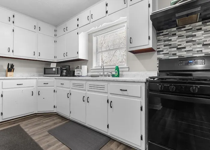 3 Bedroom Game House With Pool Table And Arcades