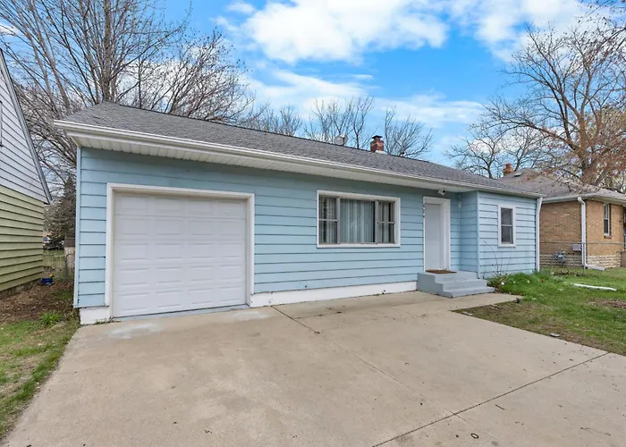 3 Bedroom Game House With Pool Table And Arcades *